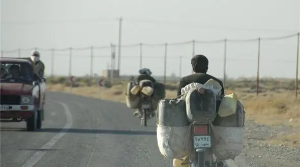 دفاع نماینده زاهدان از قاچاق سوخت توسط مردم فقیر مرز / 20لیتر بنزین به کجای مملکت برمی خورد؟