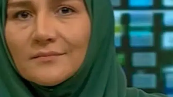 فیلم/ آوازخواندن مجری شبکه چهار در آنتن زنده برای معرفی آهنگ چاوشی
