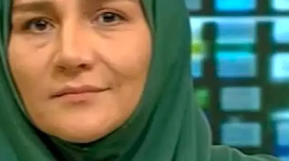 فیلم/ آوازخواندن مجری شبکه چهار در آنتن زنده برای معرفی آهنگ چاوشی