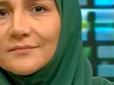 فیلم/ آوازخواندن مجری شبکه چهار در آنتن زنده برای معرفی آهنگ چاوشی