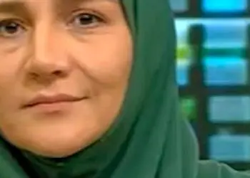 فیلم/ آوازخواندن مجری شبکه چهار در آنتن زنده برای معرفی آهنگ چاوشی