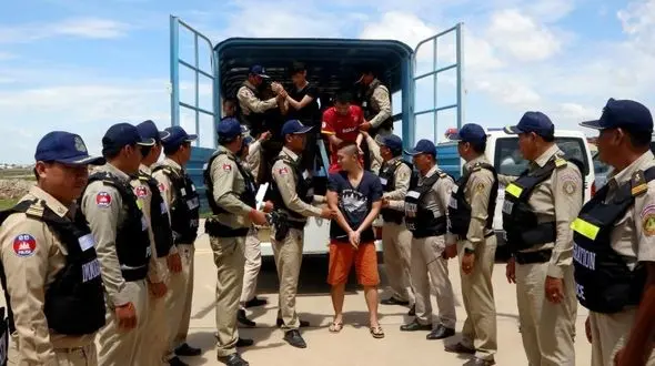 اخراج 74 مجرم اینترنتی از کامبوج به چین+عکس های جالب