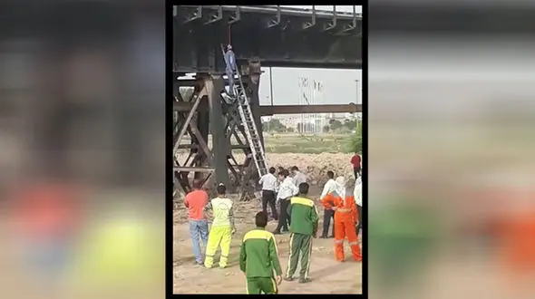 عکس 16+ / مرد اهوازی خودش را از پل سیاه حلق آویز کرد