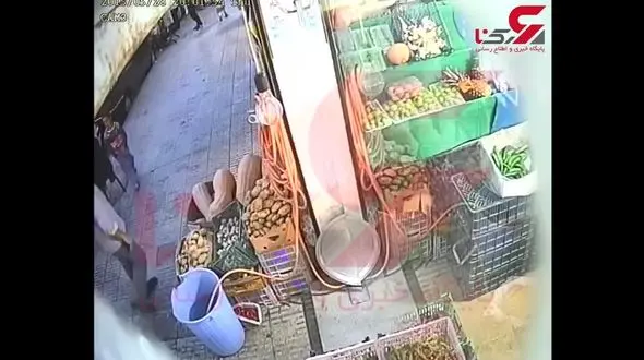 اولین فیلم از اقدام شرم آور قاتل آتنا اصلانی در کنار مغازه میوه فروشی 