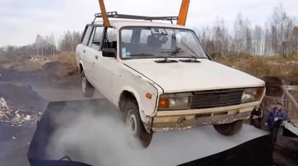 مسخره ترین تفریح روس‌ها/انداختن خودرو در آب جوش