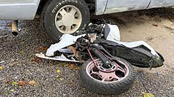 زنده ماندن معجزه آسای موتور سوار پس از عبور کامل خودرو از روی بدنش! + فیلم