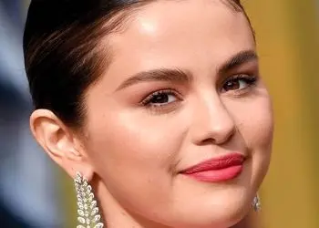 علاقه شدید سلنا گومز به هنر نقاشی گل و مرغ ایرانی توجه کاربران را به خود جلب کرد!