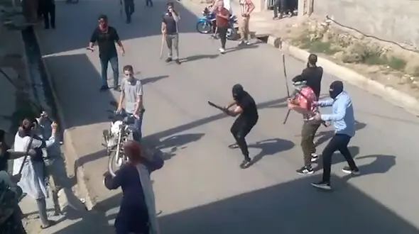 فیلم فرار مردان چماق کش از ترس زنان خشمگین در گلستان