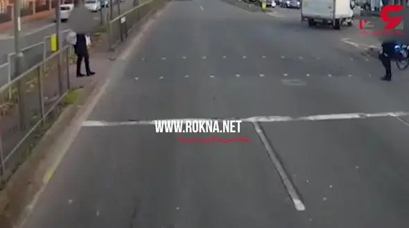 عابر جوان از حرکت وحشتناک راننده کامیون خطرناک شوکه شد+فیلم