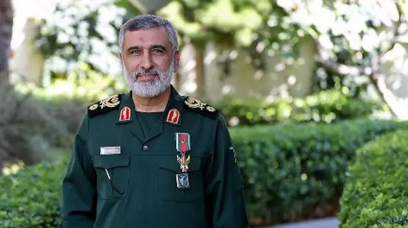 فیلم/ نگاهی به حال و هوای خانه سردار شهیدحاجی‌زاده ، مزین شده با لباسی که سردار هنگام شهادت بر تن داشت / فرش ماشینی در منزل فرمانده هوافضای سپاه!