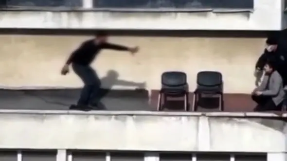 فیلم لحظه خودکشی مرد جوان از روی پشت بام 