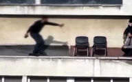 فیلم لحظه خودکشی مرد جوان از روی پشت بام 