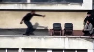 فیلم لحظه خودکشی مرد جوان از روی پشت بام 