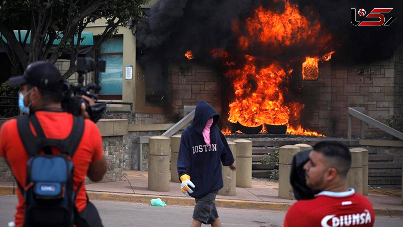 معترضان هندوراسی ورودی سفارتخانه آمریکا را به آتش کشیدند + عکس