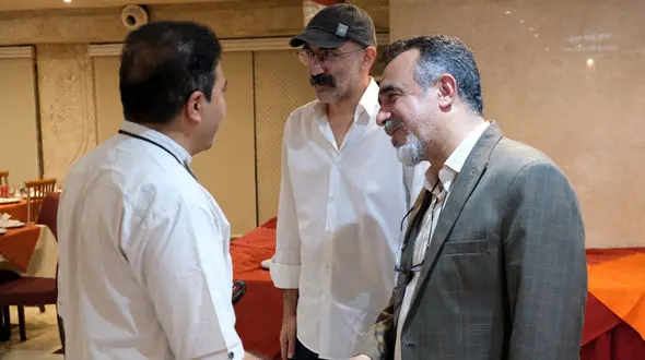 دیدار کاظم نظری و هادی حجازی‌فر با هنرمندان بخش فراگیر بهزیستی جشنواره عروسکی