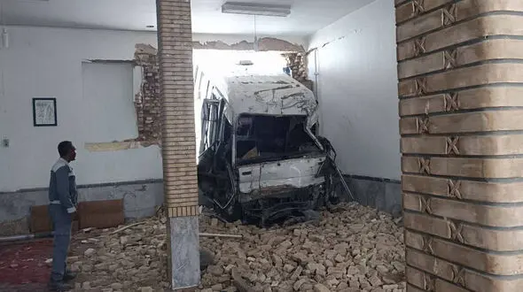 نقص فنی مینی‌بوس در چهارمحال و بختیاری حادثه‌ساز شد