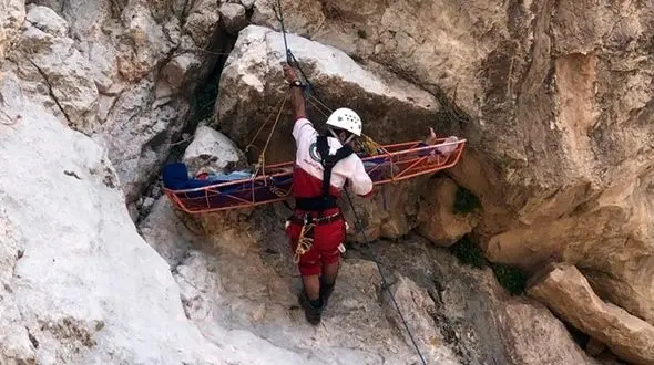 12 کوهنورد جسد دوست شان را تنگ زندان جا گذاشتند