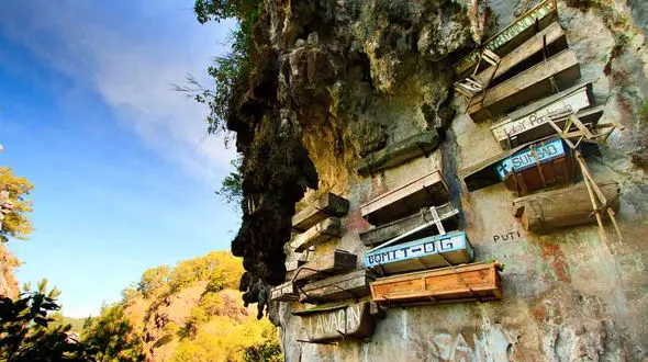 راز تابوت های آویزان مردگان از کوه ها چیست؟