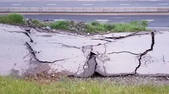 زمین در شهرستان اردل دهان باز کرد / خطر در کمین روستاییان+ عکس