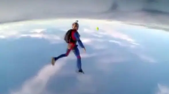 فرود وحشتناک چترباز نگون بخت روی سیم های دکل برق + فیلم