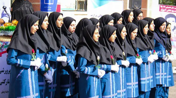 خرید لباس فرم مدارس اجباری نیست / تعیین تکلیف برای لباس دانش آموزان در کلاس های آنلاین+ فیلم