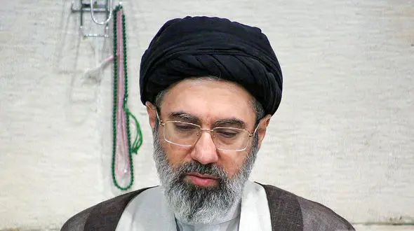 عکس ها /  مجتبی خامنه ای در لباس غیر روحانی در محلی که در تصورتان نمی گنجد