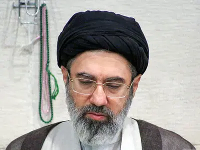 عکس ها /  مجتبی خامنه ای در لباس غیر روحانی در محلی که در تصورتان نمی گنجد