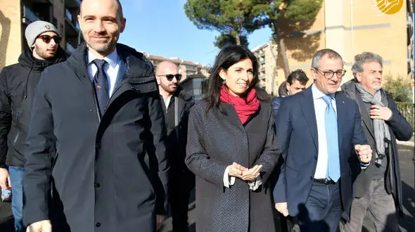 شهردار با زندانیان مثل برده برخورد کرد+عکس
