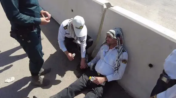 فیلمی از مامور پلیس در مرز که دلتان را به درد می آورد / به احترامشان باید ایستاد 