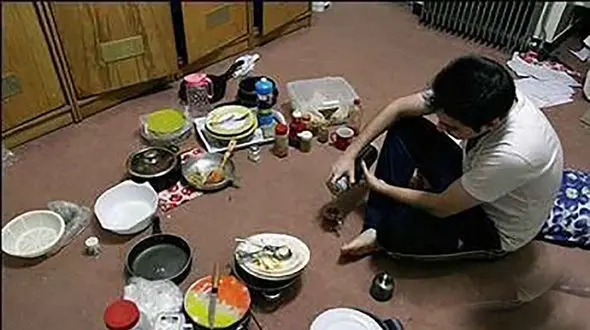 ایده خلاقانه دانشجو برای گرم کردن غذا در خوابگاه +عکس