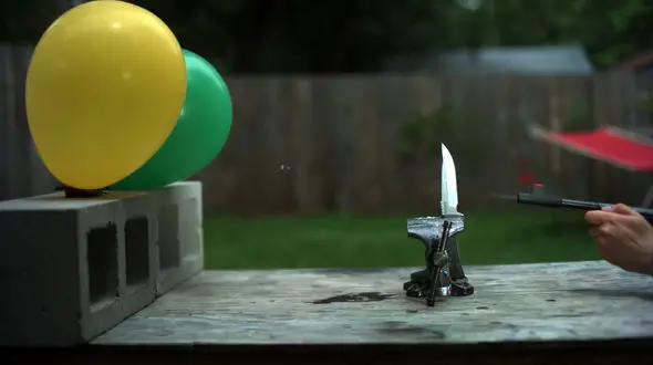 وقتی چاقوی نظامی ساچمه تفنگ بادی را نصف کرد + فیلم