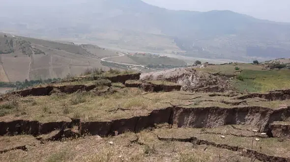 فیلم دهان باز کردن زمین در رودبار / روستای خرشک تخلیه شد + عکس 
