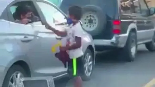 زیباترین تصویر از دوستی دو کودک از دو طبقه مختلف + فیلم 