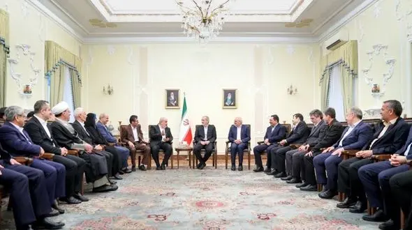 انتقاد پزشکیان ازدو قطبی‌های کاذب / برخی همه چیز را در کشور سیاسی کرده‌اند