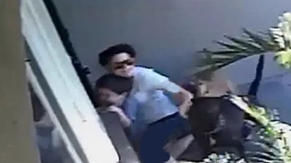 سگ های وحشی پسر دو ساله را دریدند / فیلم لحظه حادثه و فداکاری مادر کودک +عکس