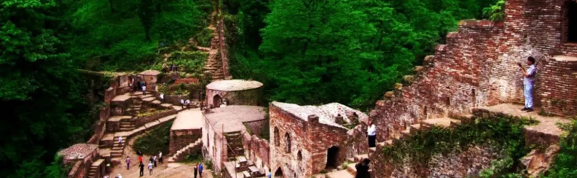 قلعه رودخان؛ دژ مستحکم هزار پله بر فراز کوهستان + فیلم