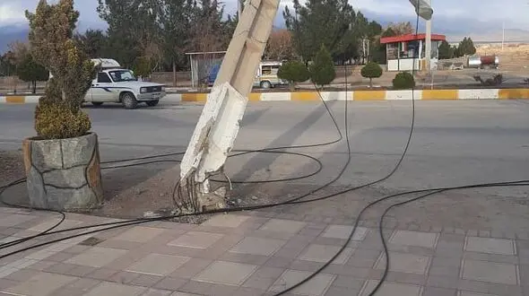 سقوط تیر برق بر اثر طوفان در سنخواست