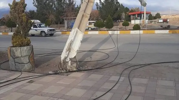 سقوط تیر برق بر اثر طوفان در سنخواست