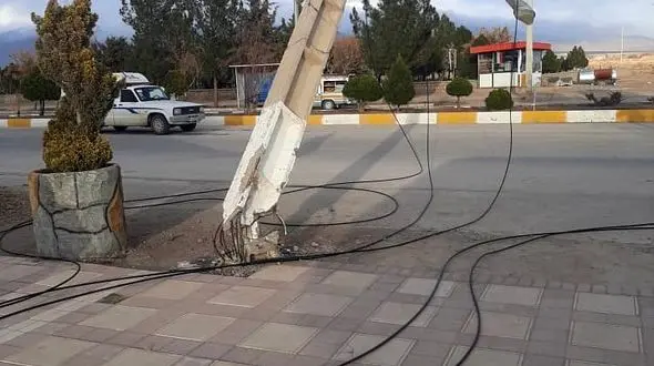 سقوط تیر برق بر اثر طوفان در سنخواست