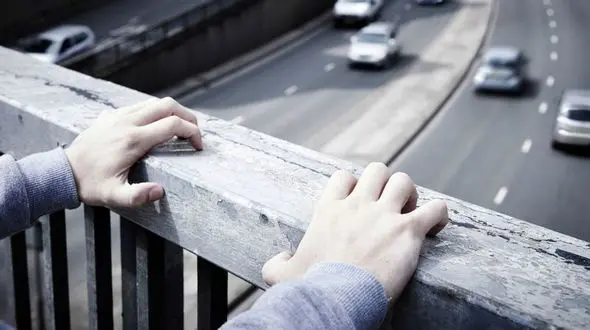 فیلم صحنه نجات  جوان ۲۵ ساله توسط  پلیس شهریار ! / تصمیم به مرگ داشت !