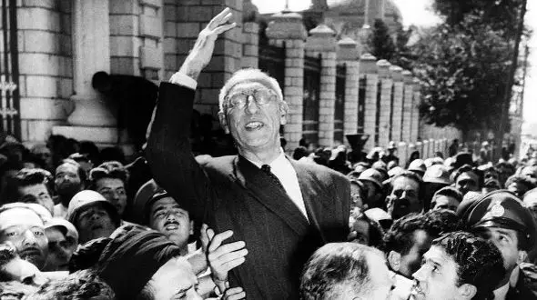 دو اشتباه استراتژیک دکتر مصدق / کودتای 28 مرداد حیثیت سیاسی دکتر مصدق را حفظ کرد اما بر سر کشور چه آمد؟ 