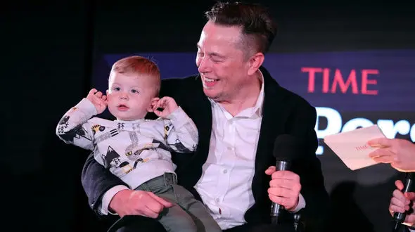 (ویدئو) ایلان ماسک بچه‌اش را روی دوش حمل کرد