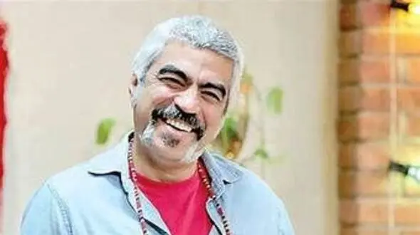 سروش صحت با یک تیپ شیک در زادگاهش دیده شد