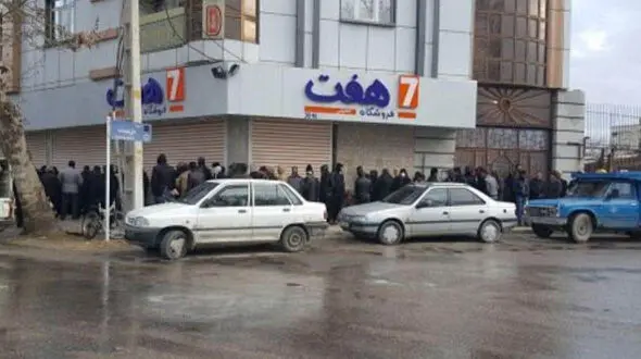 صف کیلومتری برای خرید گوشت یخ زده در خراسان !+عکس