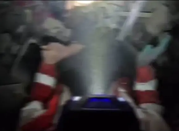 فیلم سوزناک از مادری که زیر آوار هم به فکر فرزندانش است