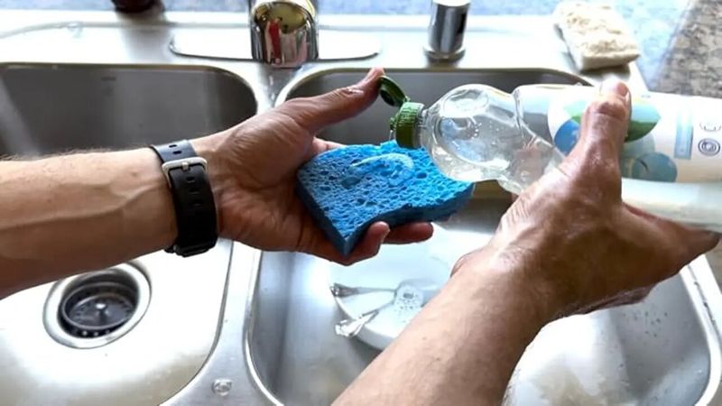 خطرات باقی ماندن مایع ظرفشویی روی ظرف و روش شست‌وشوی صحیح