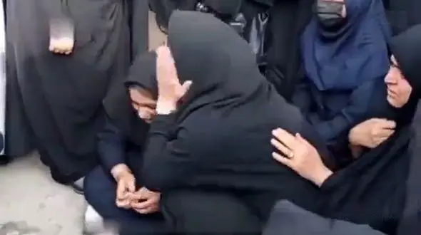 فیلم لحظه جگرسوز اطلاع دختر و پسر شهید شهرکی از شهادت پدر و مادرشان !