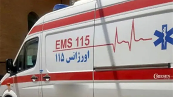 حمله اراذل و اوباش به آمبولانس اورژانس در خرم‌آباد / یکی از   اوباش با سوارشدن به آمبولانس چند خودرو  را درهم  کوبید