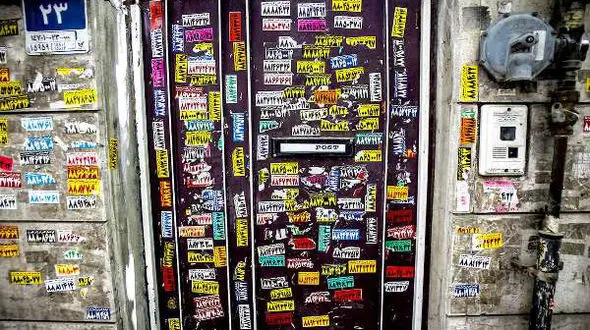 سیمای شهر با برچسب های تبلیغاتی زشت می شود