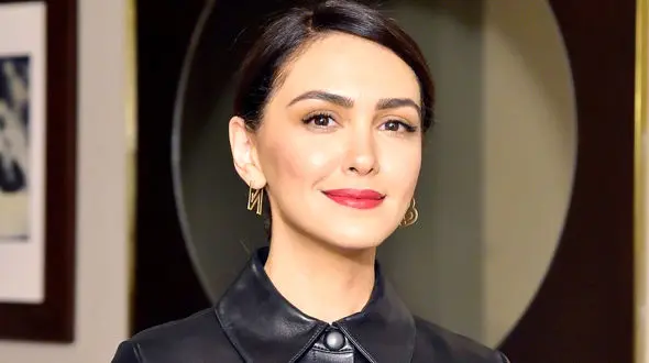 فیلم / حقیرترین خانم بازیگر ایرانی در هالیوود !  / نازنین بنیادی توالت تام کروز را تمیز کرد !